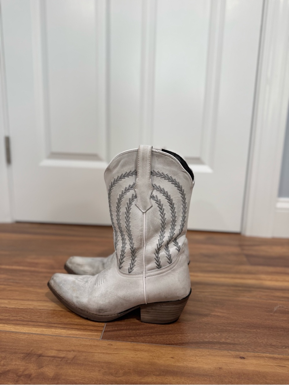 White Western Embroidered Cowboy Boots - Women's